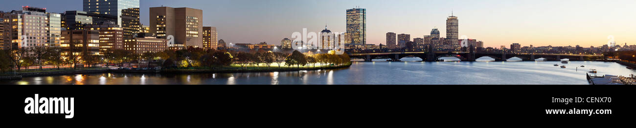 Gebäude an der Waterfront, Charles River, Boston, Massachusetts, USA Stockfoto