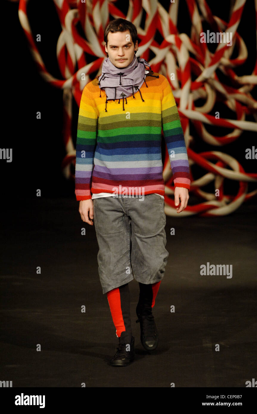 Henrik Vibskov bereit zu tragen Menswear Paris A W Brünette Männermodel  trägt einen Regenbogen gestreiften Pullover über grau beschnitten  Stockfotografie - Alamy
