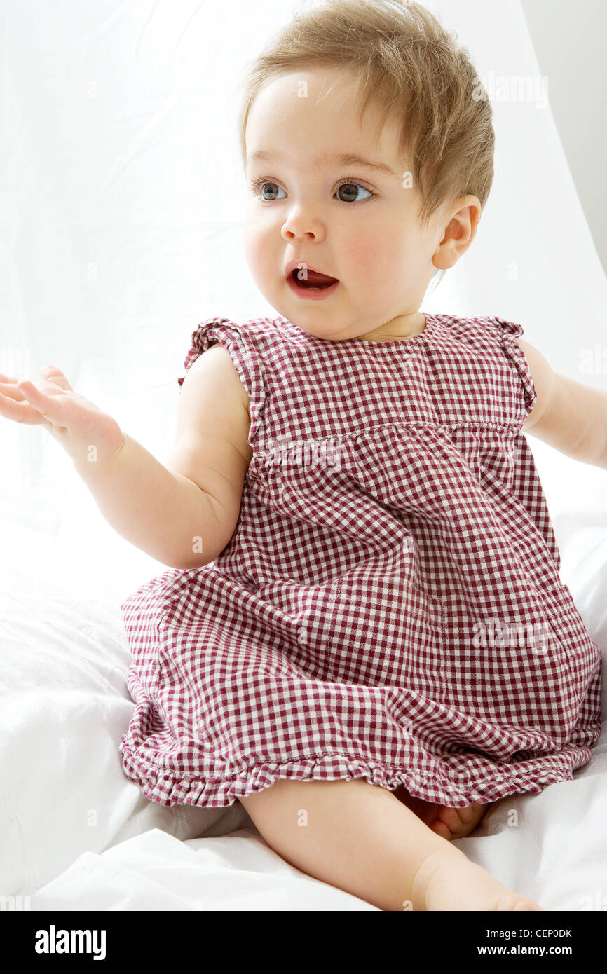Weibliches Baby tragen rot karierte Kleid Infobeauty Stockfoto