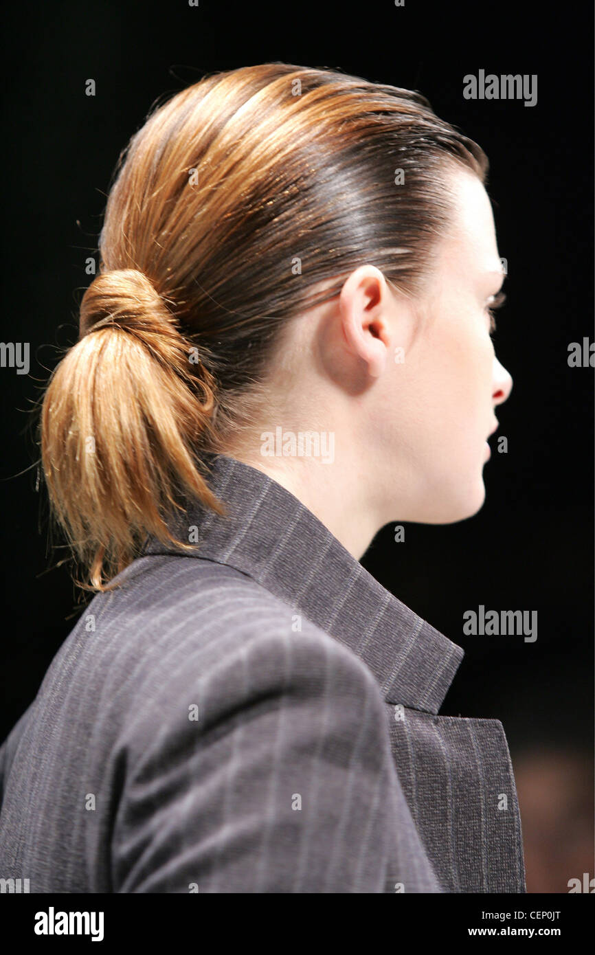MaxMara bereit zu tragen Mailand A W Dreiviertel Rückansicht des Modells Trish Goff brünette Haare vom Gesicht im Pferdeschwanz tragen grau Stockfoto
