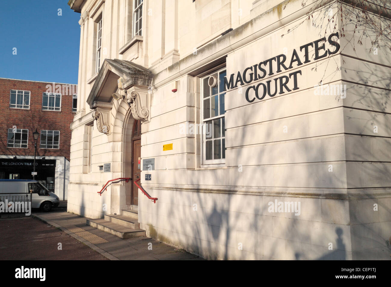 Jetzt geschlossen Brentford Magistrates Court am Markt Platz, Brentford, UK.  Es wurde 9. Dezember 2011 geschlossen. Stockfoto