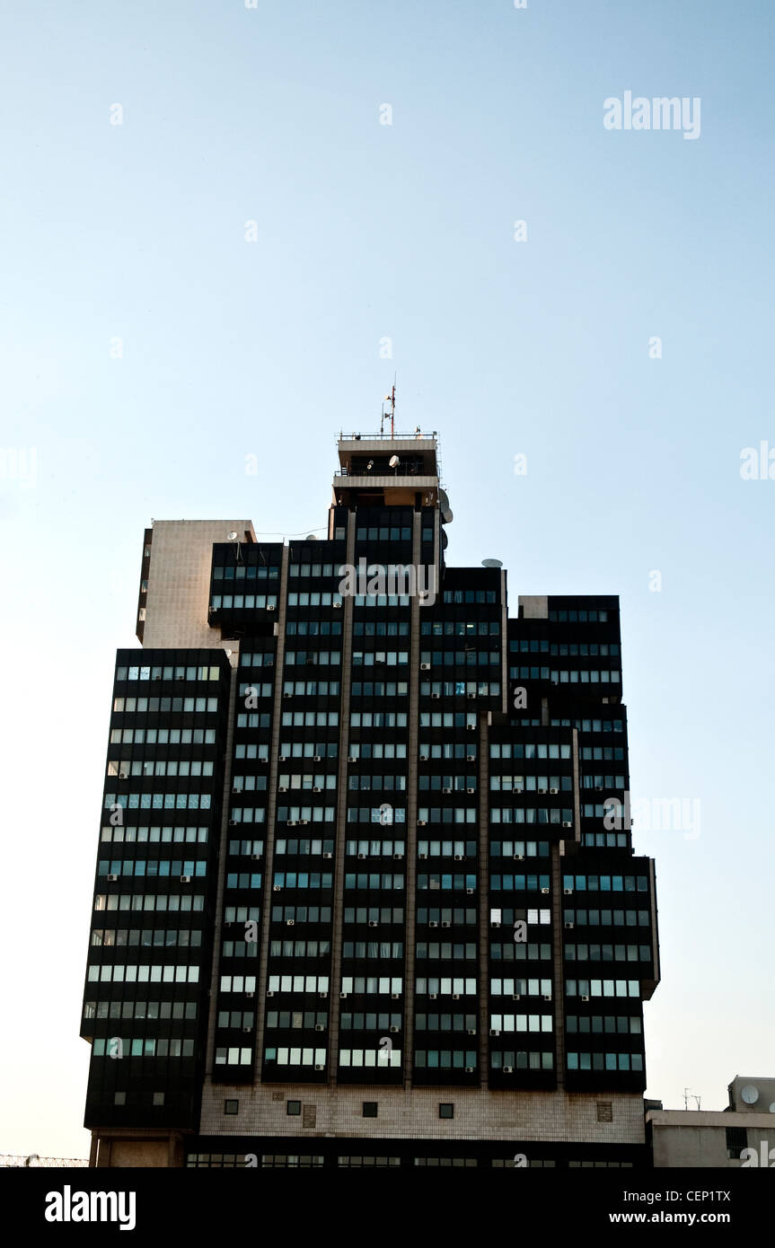 Riverfront Brutalist Complex – Skopje Concrete Blocks von Vardar Stockfoto
