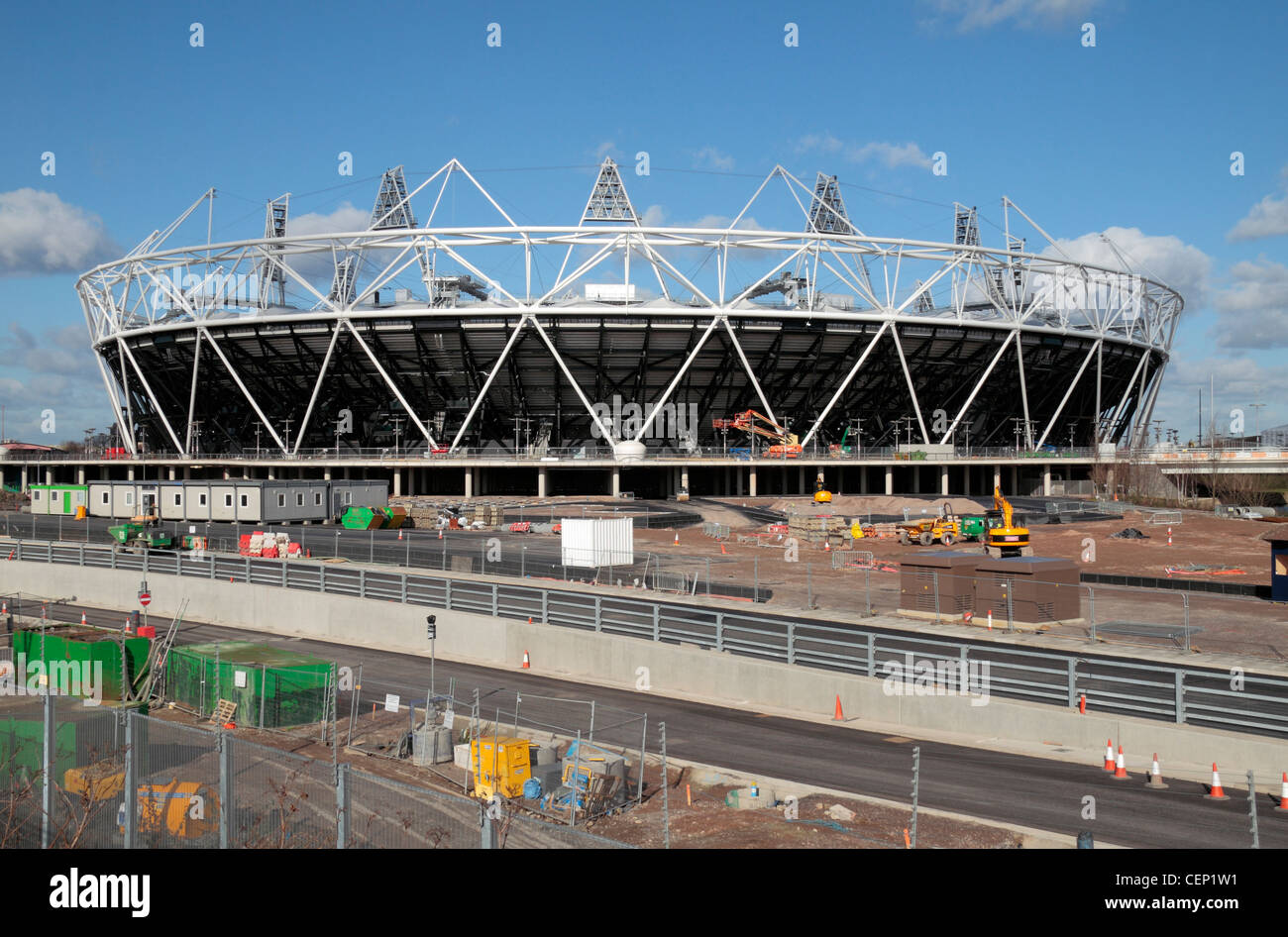 Die nahezu vollständige (im Februar 2012) London 2012 Olympischen Leichtathletik-Stadion in Stratford, London. Stockfoto