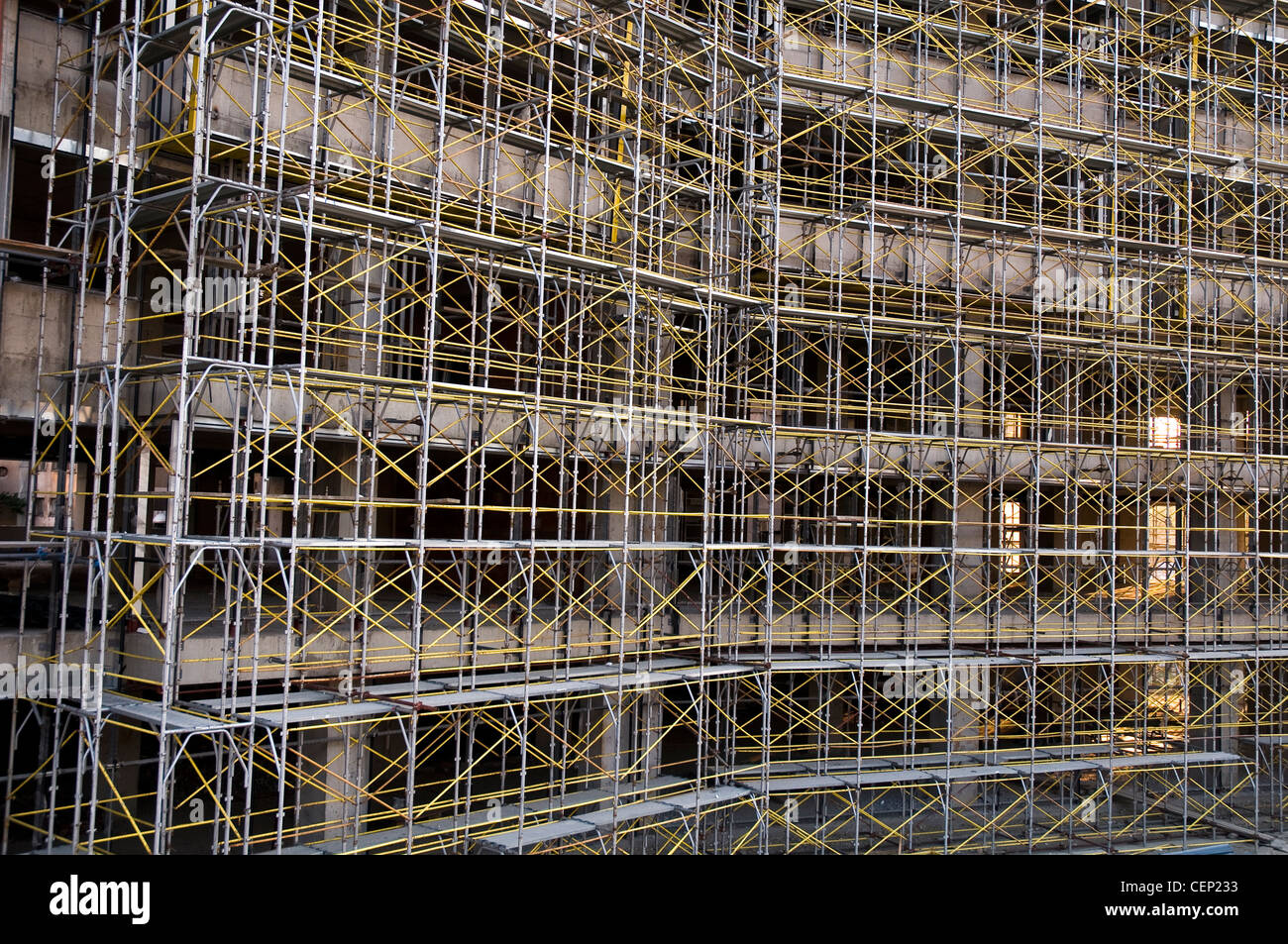 Mehrstöckiges Metallgerüst rund um das große Stadtgebäude in Skopje, Nordmakedonien Stockfoto