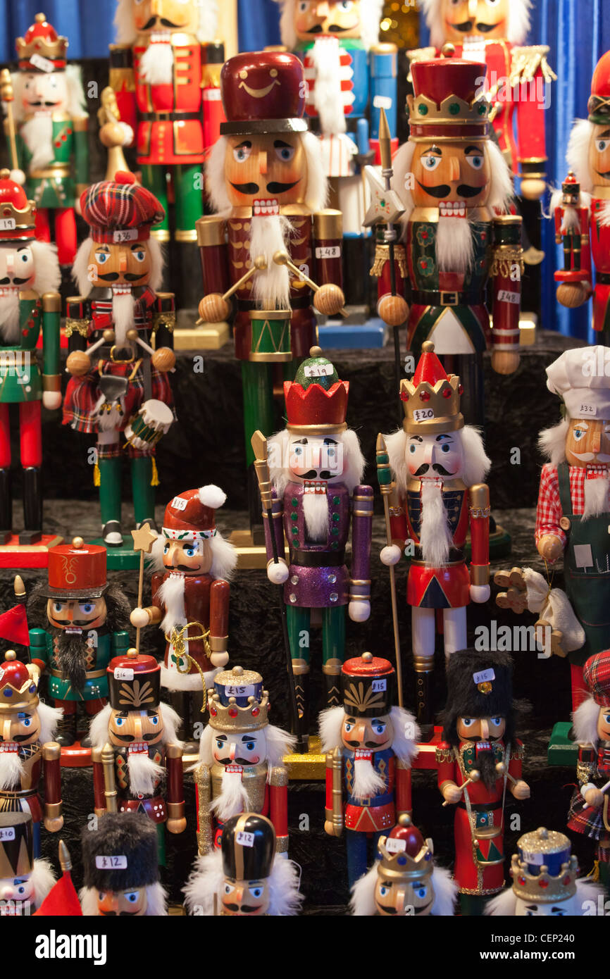 Große Auswahl an Nussknacker Holzpuppen zum Verkauf an einem Marktstand Weihnachten in Leeds, West Yorkshire, Großbritannien Stockfoto