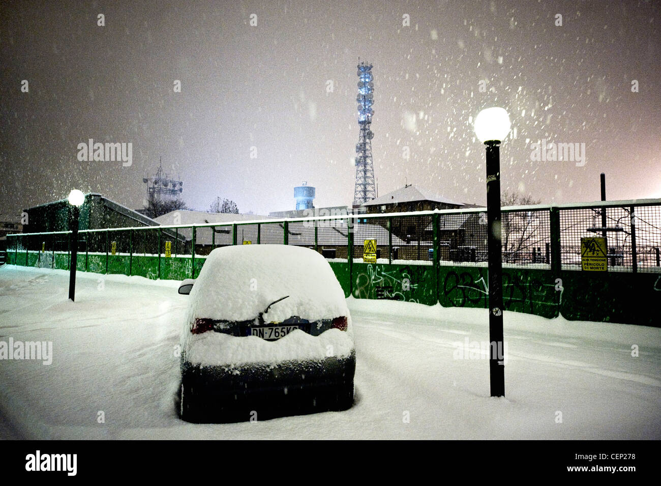 Auto Schnee am Bahnhof Bovisa in Mailand, Italien Stockfoto