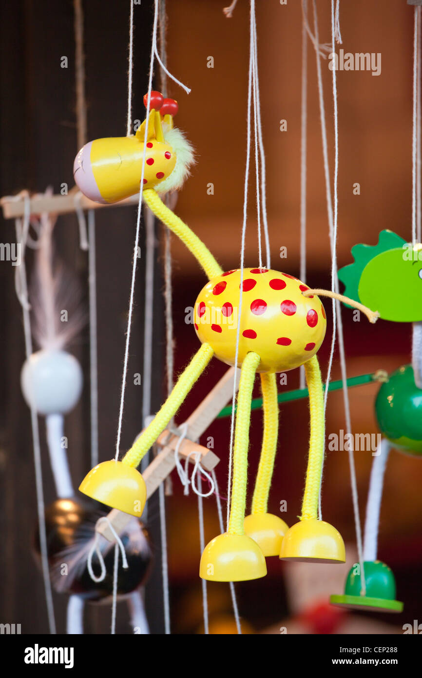 Alten altmodischen handgemachte hölzernes Spielzeug Giraffe Zeichenfolge Marionette für Verkauf auf einem Marktstand Weihnachten, Leeds, West Yorkshire, Großbritannien Stockfoto