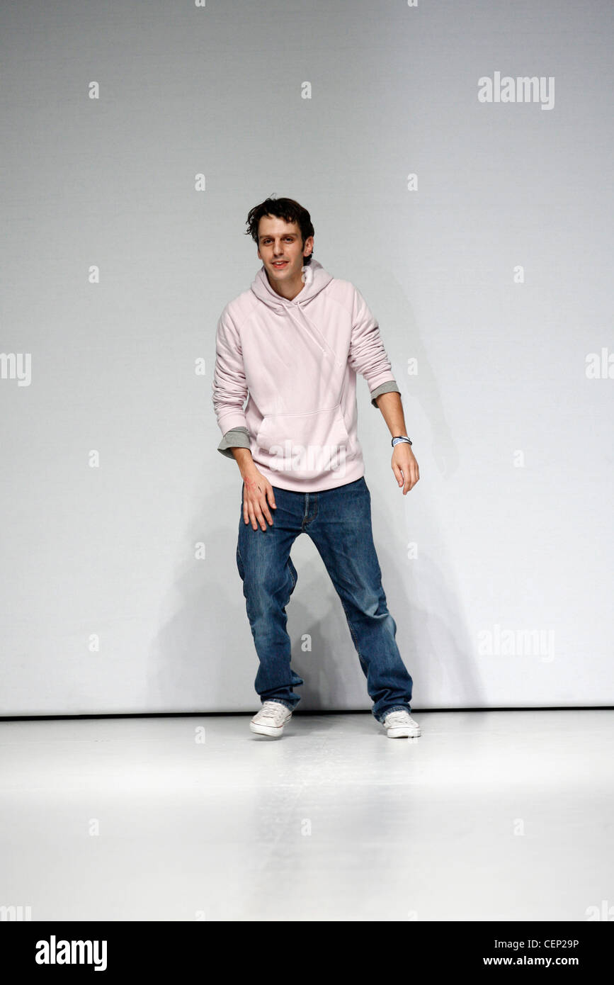 Mode Deisgner Marios Schwab nach seiner show Stockfoto