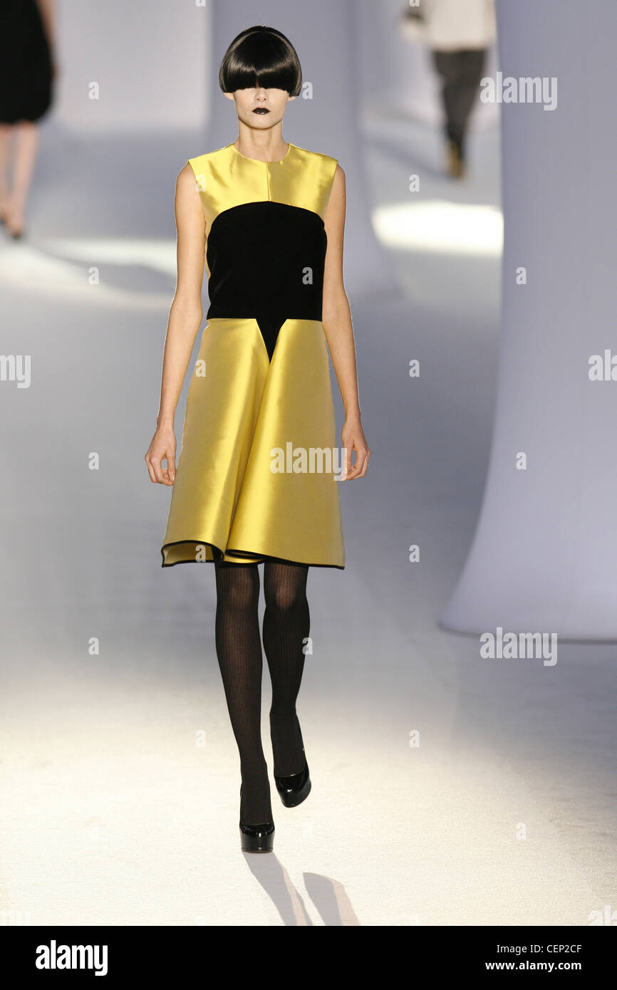 Modell mit Gold und Schwarz eine Linie Etuikleid Stockfoto