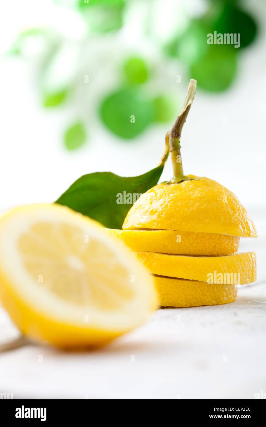 In Scheiben geschnittenen Zitrone auf weißem Holz Stockfoto