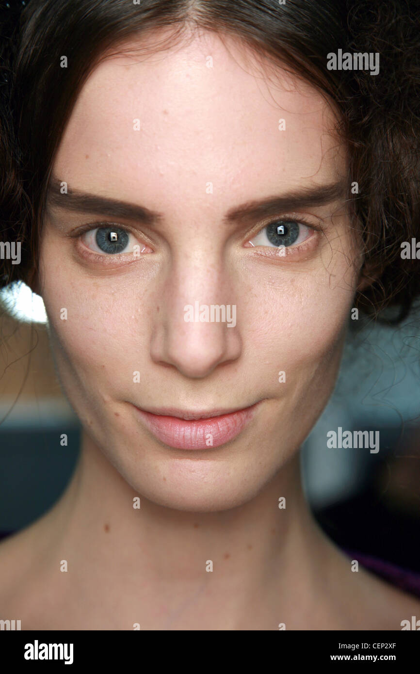 Alexander McQueen BACKSTAGE Paris bereit, tragen Herbst Wintermodell akzentuiert stark mit Bleistift Augenbrauen und weiche rosa Lippen Stockfoto