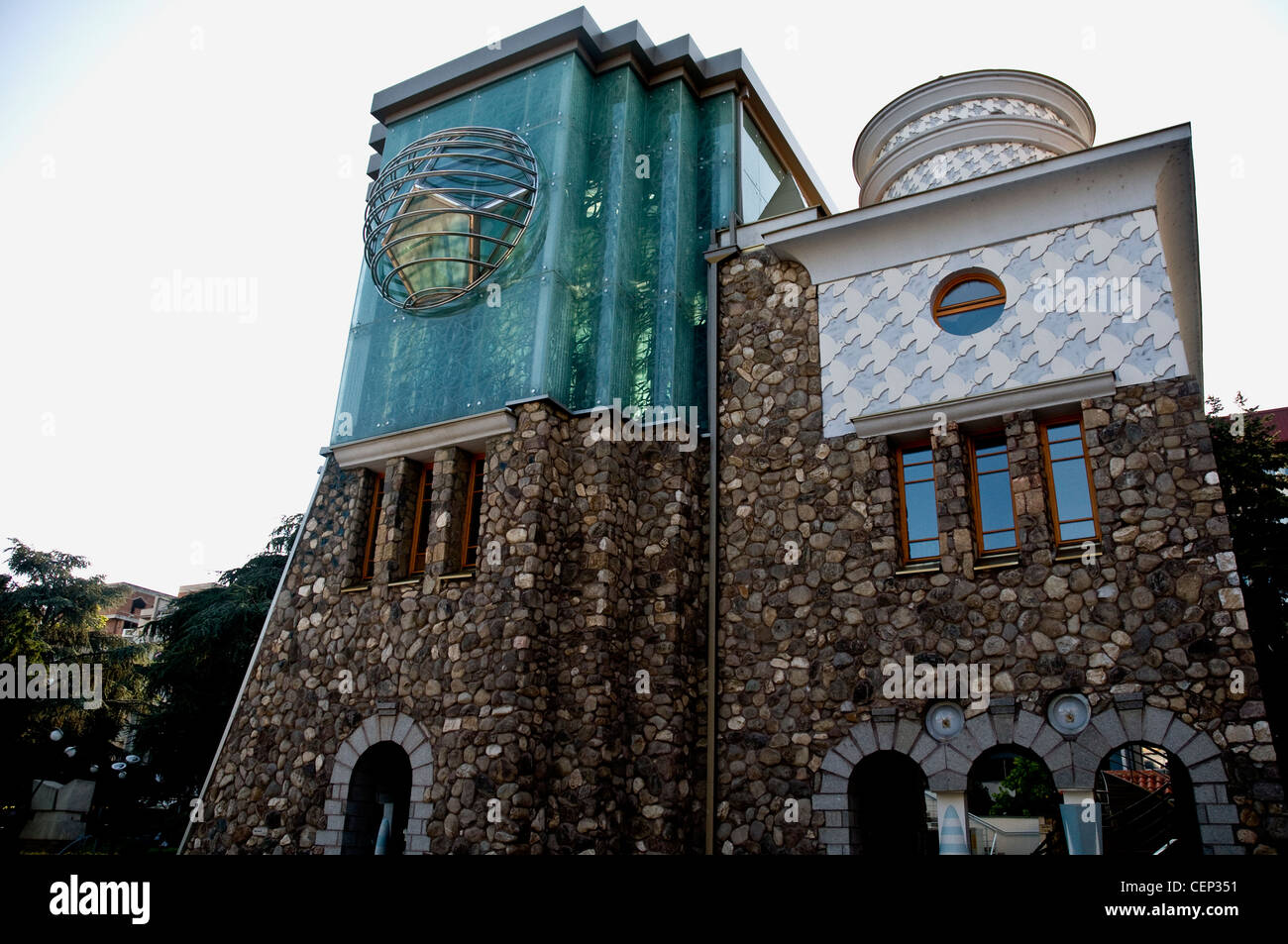 Einzigartiges modernes und traditionelles Architekturgebäude mit dekorativer Fassade in Skopje, Nordmakedonien Stockfoto