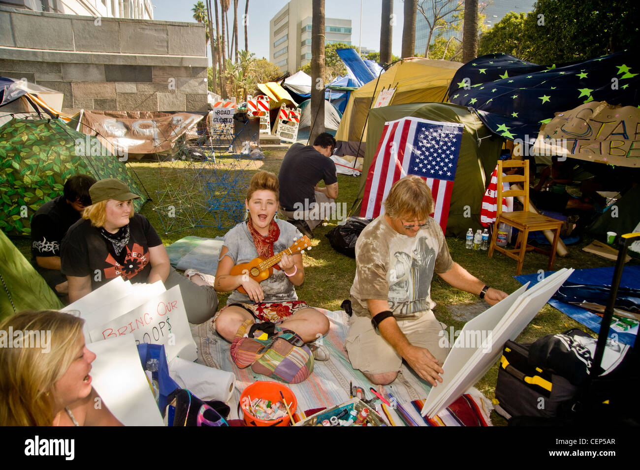 Ein Mitglied der Occupy Wall Street Protest Feldlager in Los Angeles City Hall im Oktober 2011. Stockfoto