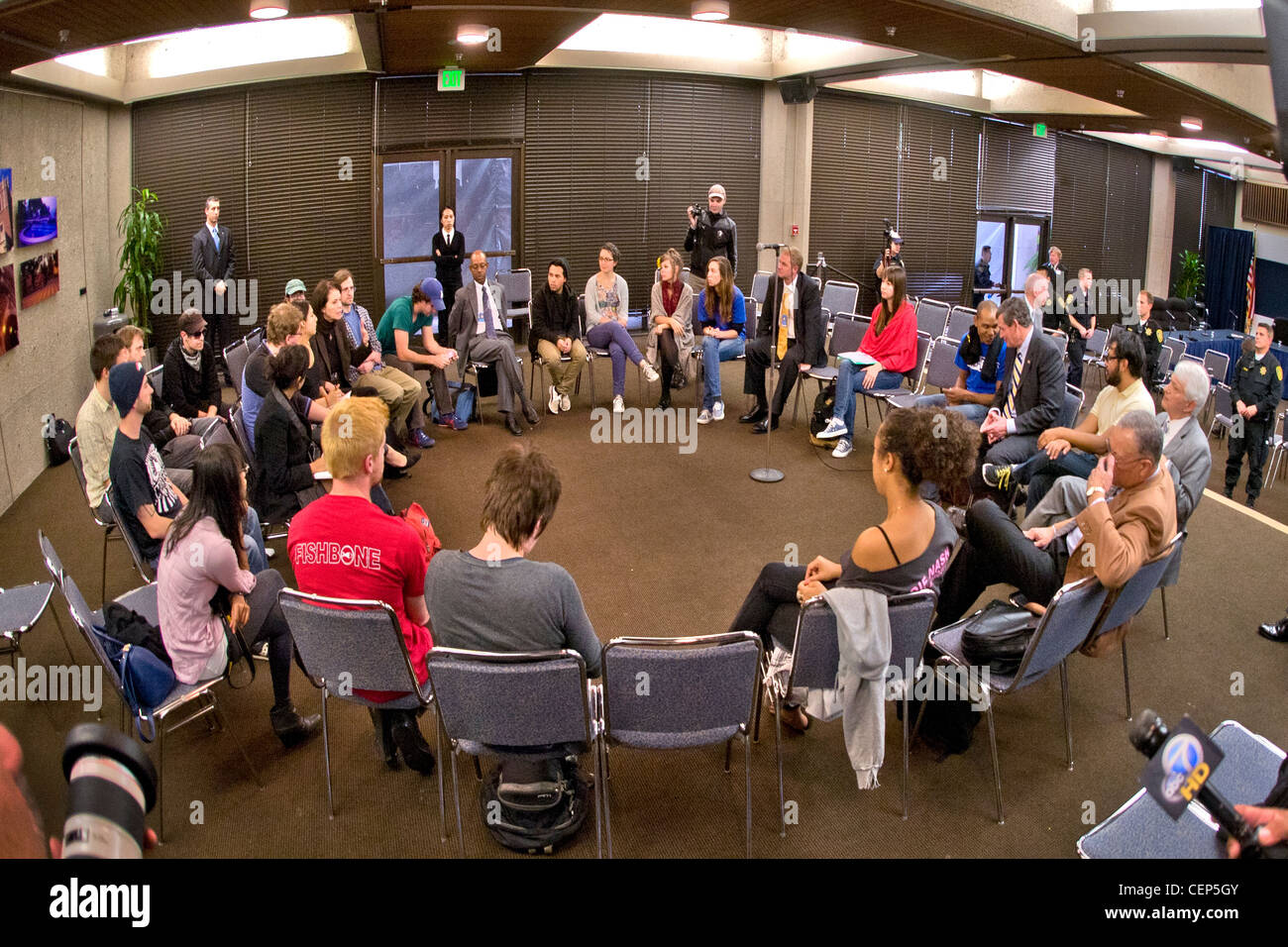 Fotografen und Fernsehteams decken ein Kursteilnehmerprotest über Studiengebühren erhöht an der University of California in Los Angeles Stockfoto