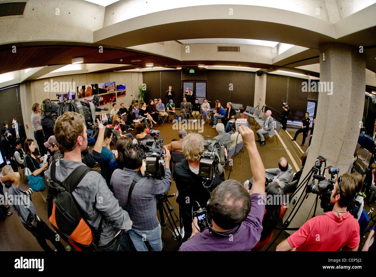 Fotografen und Fernsehteams decken ein Kursteilnehmerprotest über Studiengebühren erhöht an der University of California in Los Angeles Stockfoto