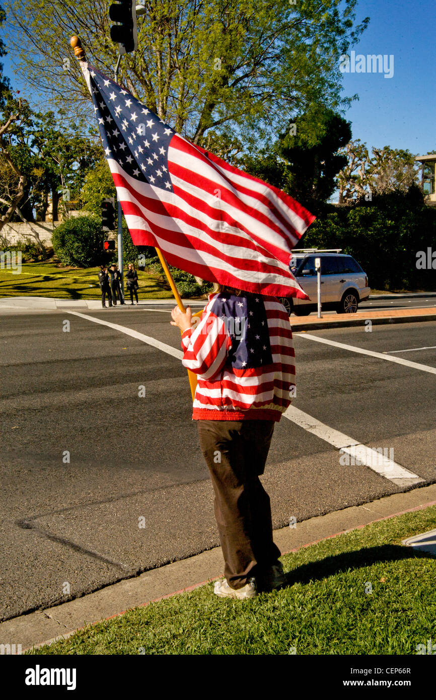 In Patriotischen Sternenbanner Gekleidet Und Trägt Eine Amerikanische Flagge,  Macht Ein Politische Demonstrator Schneiderkunst Display Stockfotografie -  Alamy