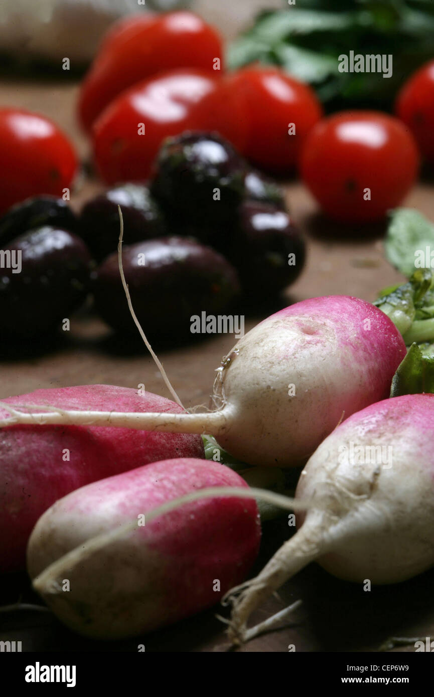 Detailbild des Cherry-Tomaten, Oliven und Radieschen auf das Schneiden an Bord Nr. Stockfoto