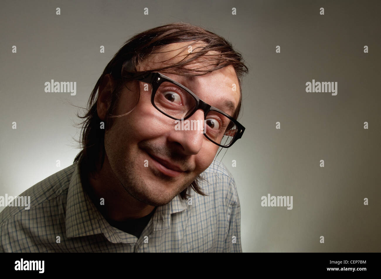 Großer Kopf Nerd männlichen Nahaufnahme Portrait, dieses Bild ist eine humorvolle Konzept Foto. Stockfoto
