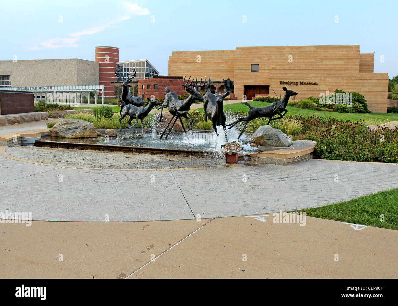 Außenansicht des Eiteljorg Museum der amerikanischen Indianer und westlicher Kunst und die Indiana State Museum in der Innenstadt von Indianapolis Stockfoto