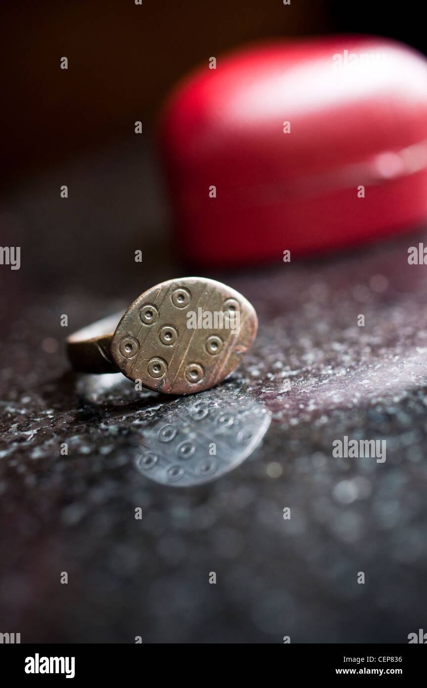 Späte römische frühen byzantinischen antiken Bronze Fingerring, mit bösen Blick Motiv, 5.-7. Jahrhundert neben roten Ring-Box. Stockfoto