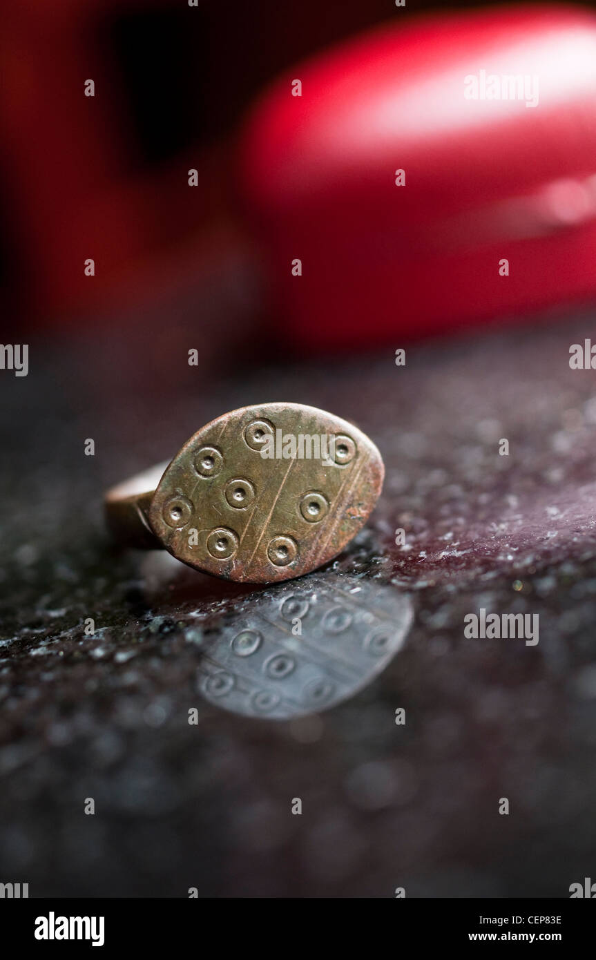 Späte römische frühen byzantinischen antiken Bronze Fingerring, mit bösen Blick Motiv, 5.-7. Jahrhundert neben roten Ring-Box. Stockfoto
