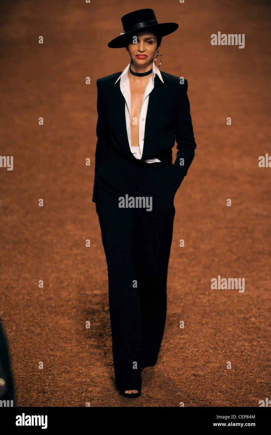 Hermes Paris bereit, tragen Frühjahr/Sommer 2011 französische Schauspielerin und Ex-Modell Farida Khelfa Stockfoto