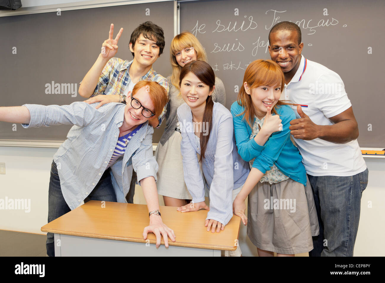 Studenten für Gruppenfoto zu posieren Stockfoto