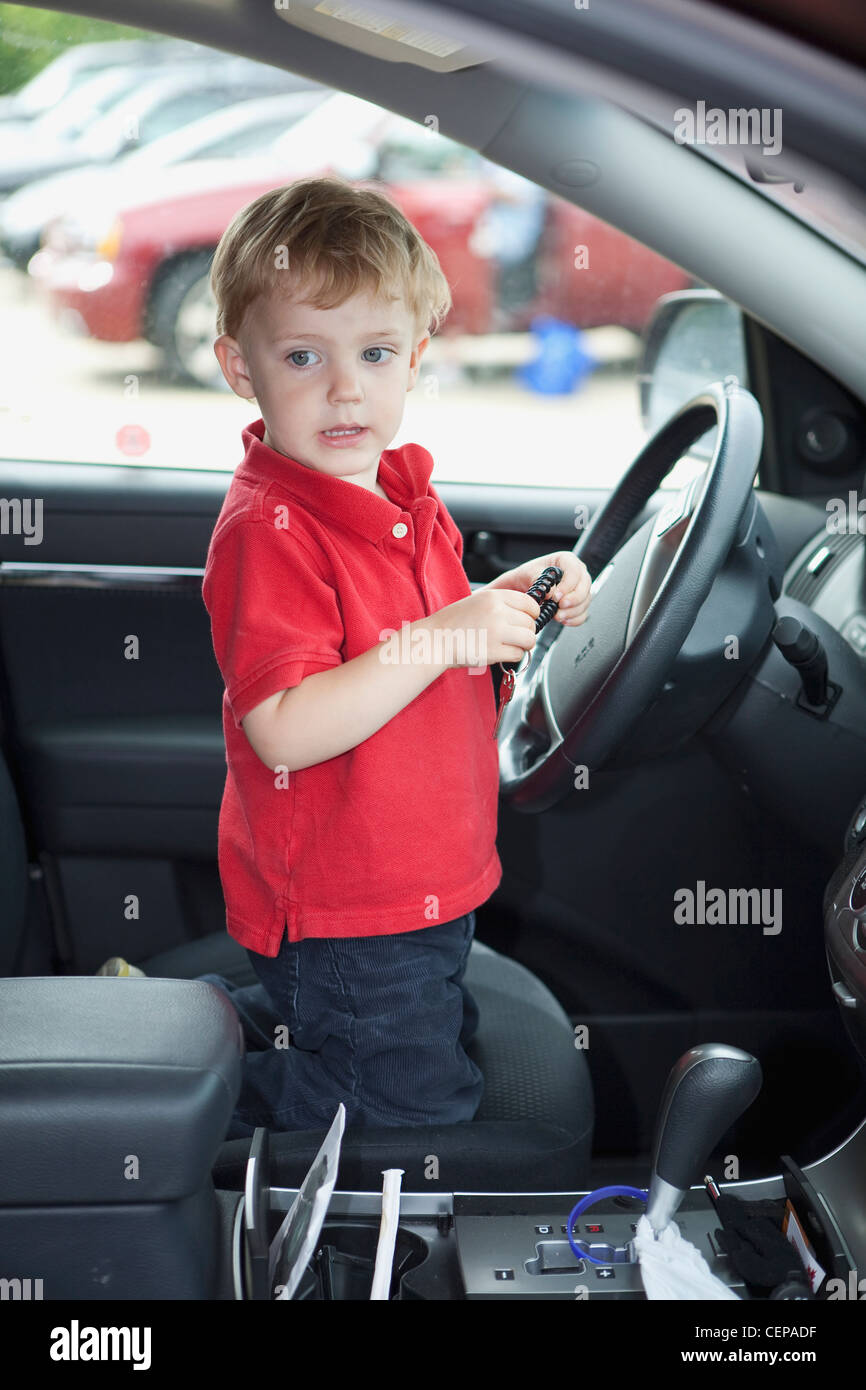 Kleiner Junge sitzt am Lenkrad des Autos - ein lizenzfreies Stock Foto von  Photocase