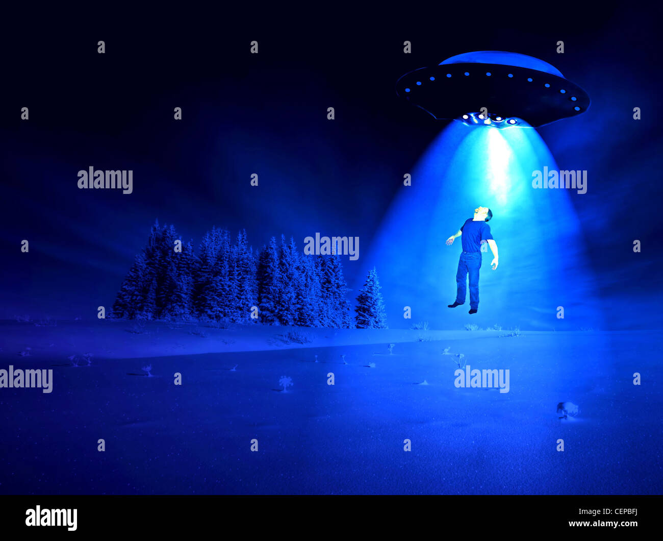 Mann, in einer Winternacht von Aliens entführt. Stockfoto
