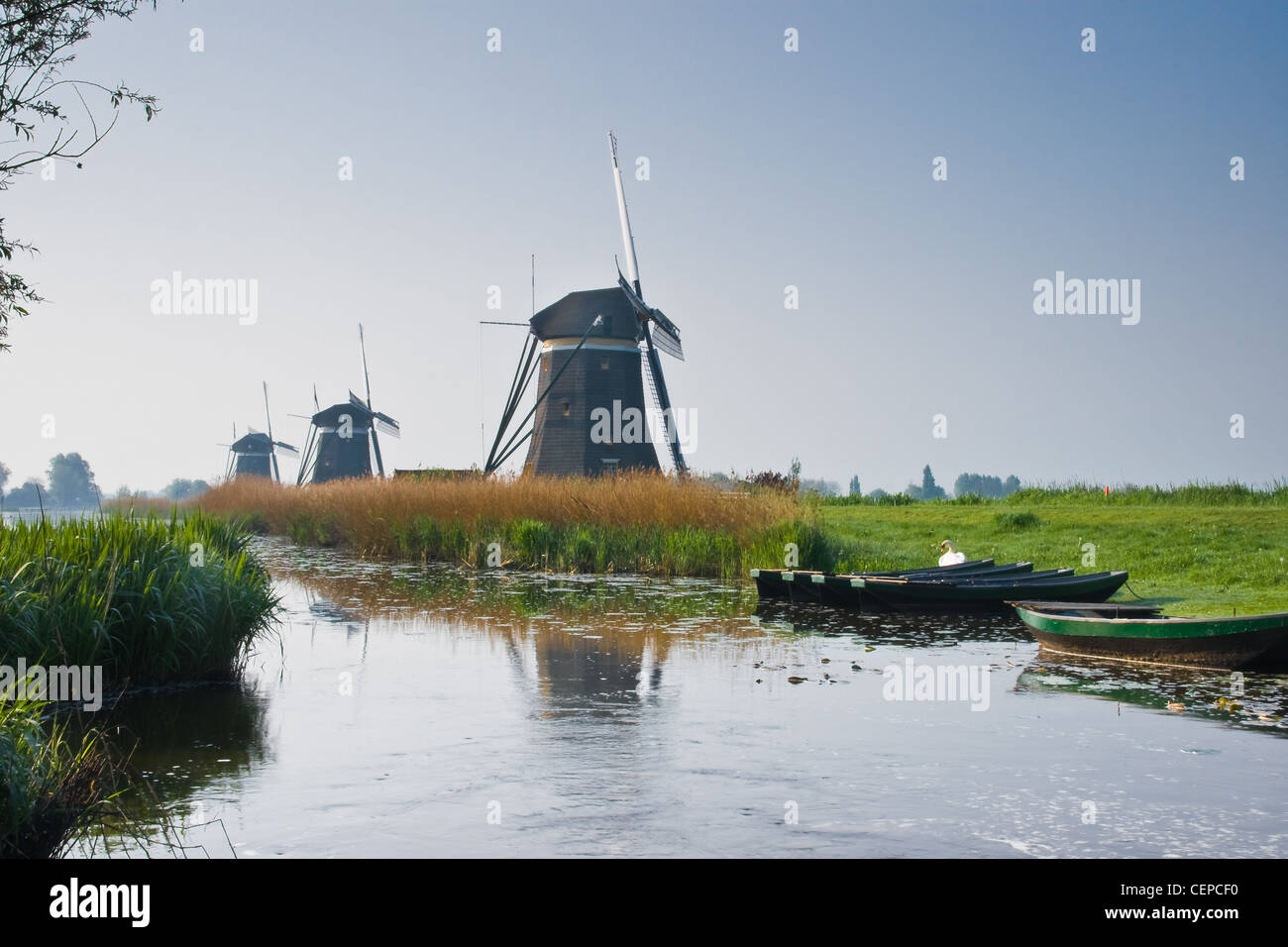 Drei niederländische historische Wassermühlen in Folge bauen, Pumpe Wasser aus der polder Stockfoto