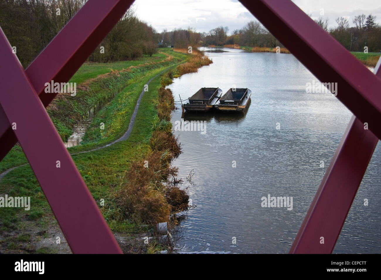 Blick durch Eisenbrücke auf Landschaft mit Reed-Boote Stockfoto