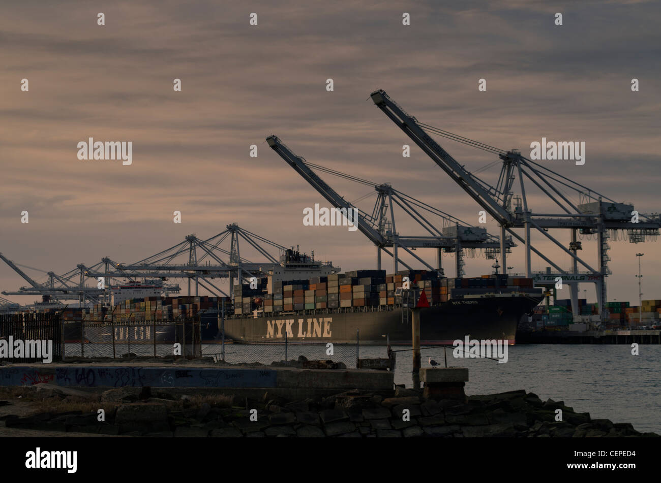 NYK Line Meer Land Containerschiff im Hafen von Oakland. Stockfoto