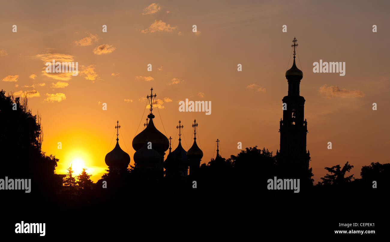 Silhouette der Kathedrale und der Glockenturm der Nowodewitschi-Kloster (UNESCO-Weltkulturerbe) in Moskau, Russland Stockfoto