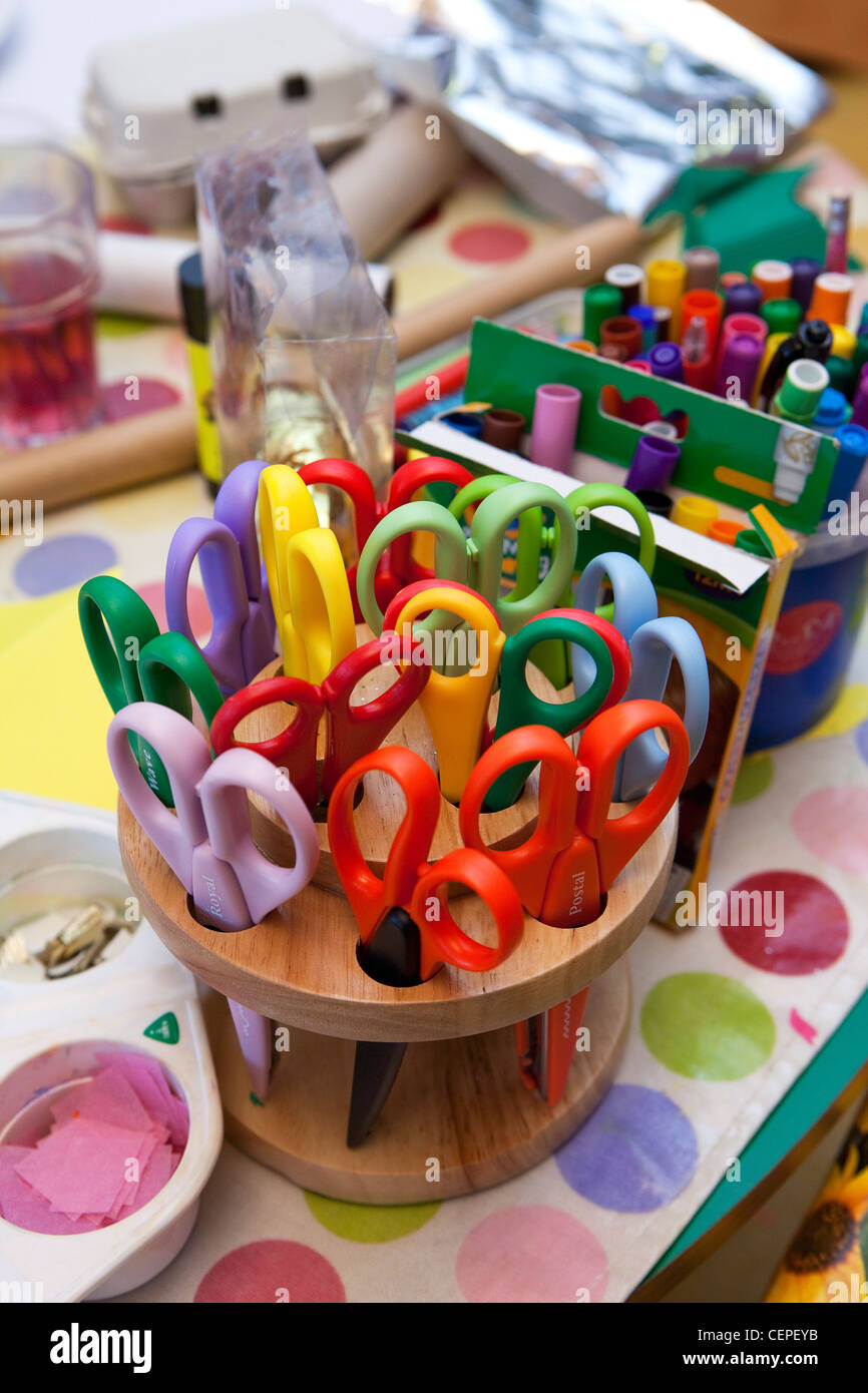 Kinder ' s Sicherheit Scheren und Malutensilien Stockfoto