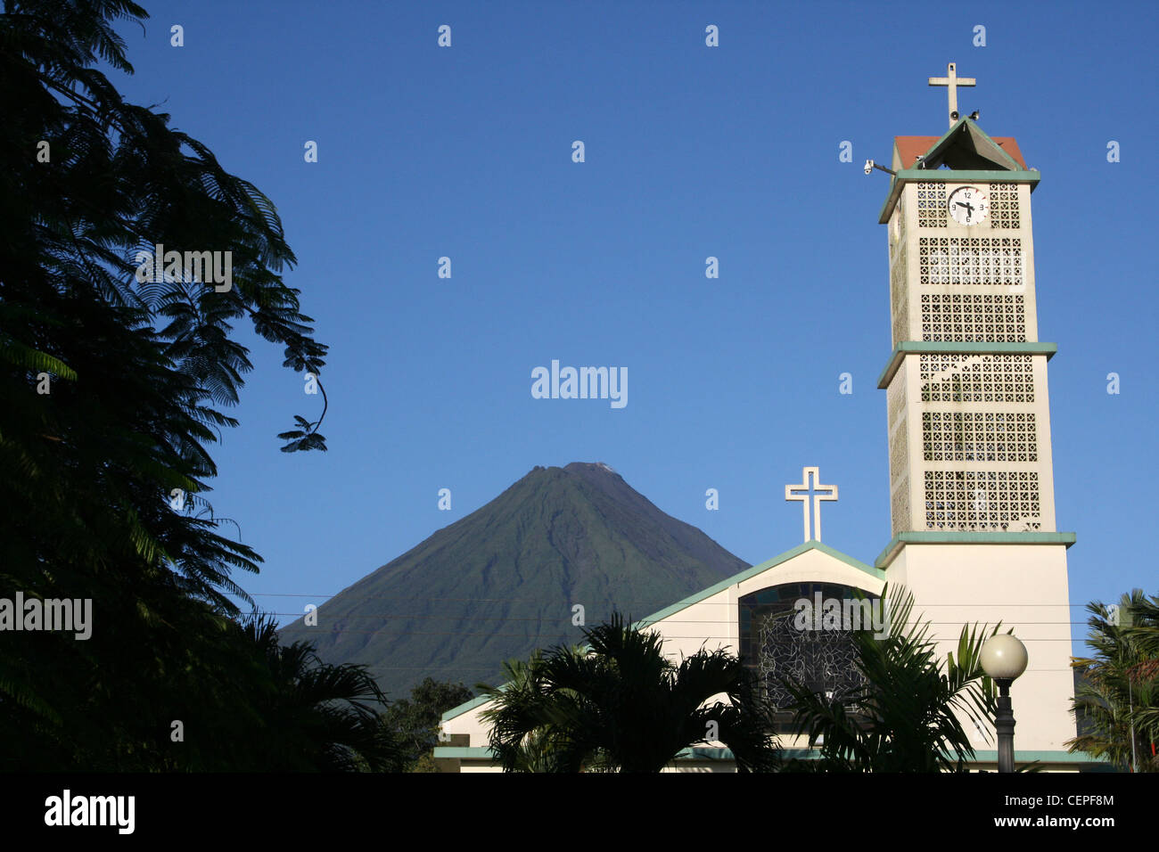 La Fortuna katholische Kirche mit Arenal Vulkan im Hintergrund Stockfoto