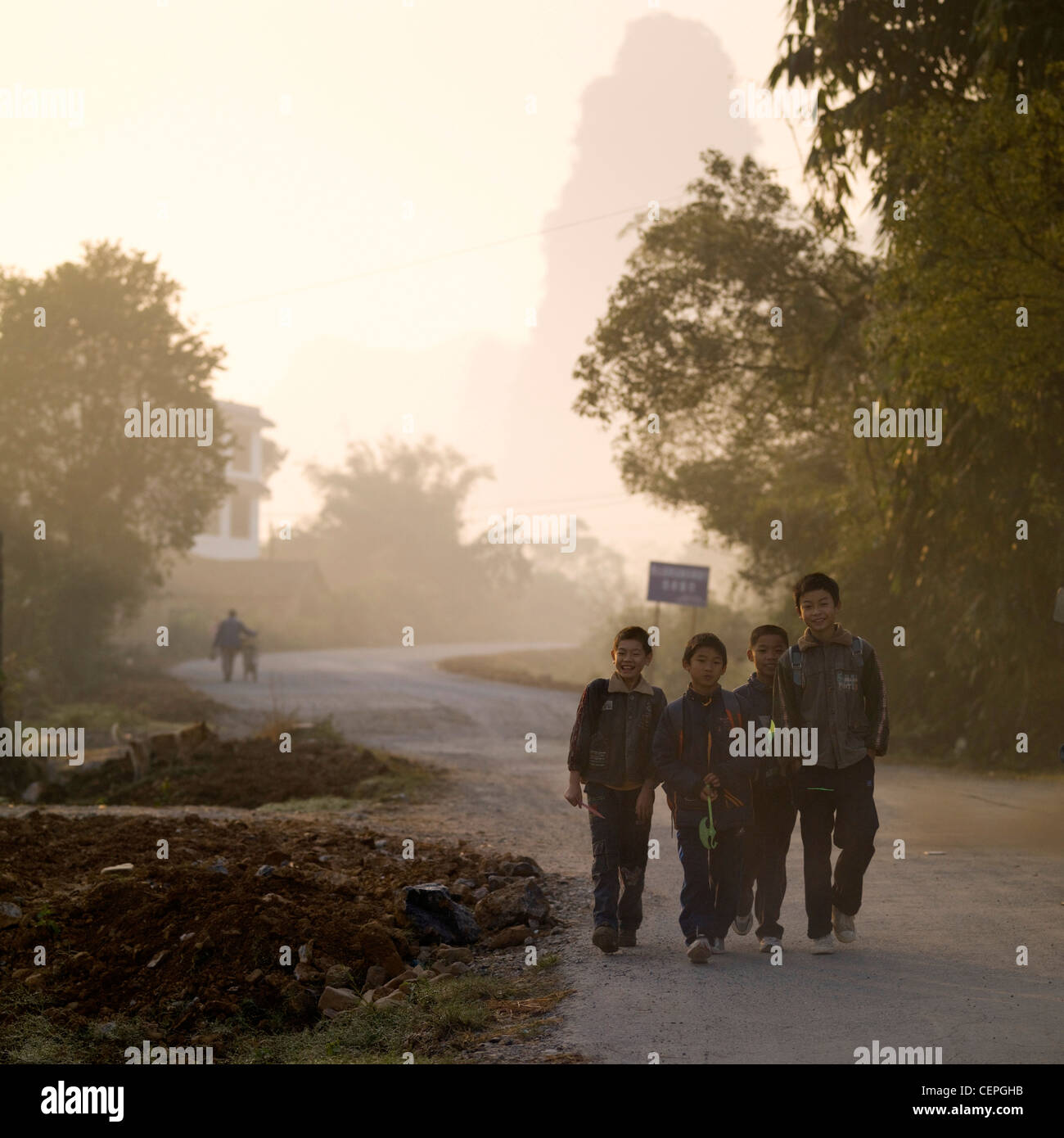 Junge Burschen, die hinunter eine Straße In China Stockfoto