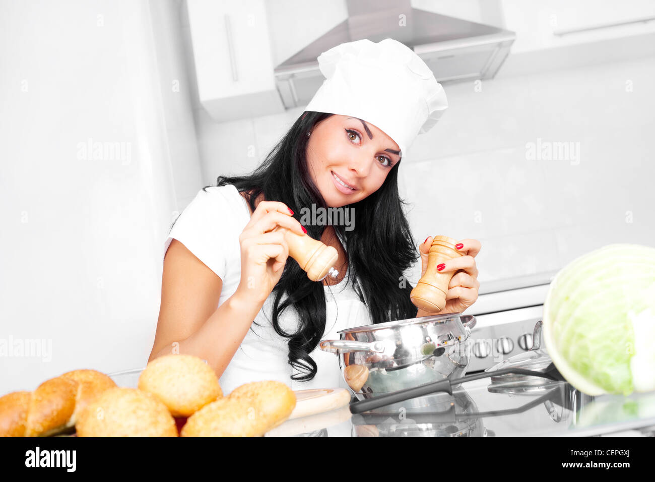schöne junge Frau in der Küche zu Hause Stockfoto