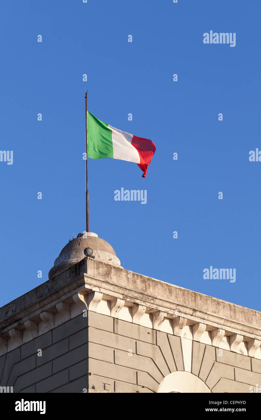 Italienische Fahne flattert auf ein Gebäude in Rom, Italien Stockfoto