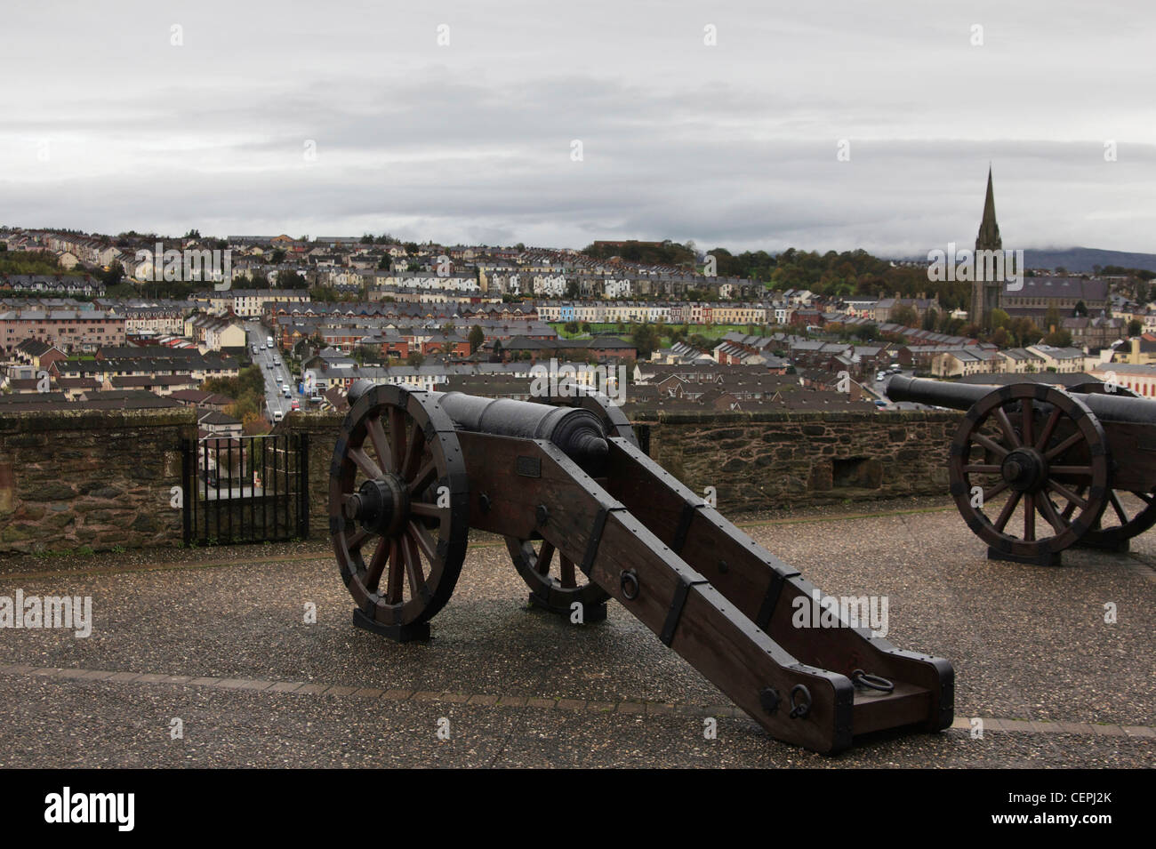 Loyalist Kanonen an den Wänden rund um Derry/Londonderry, in Richtung der katholischen Bogside-Viertel der Stadt Stockfoto