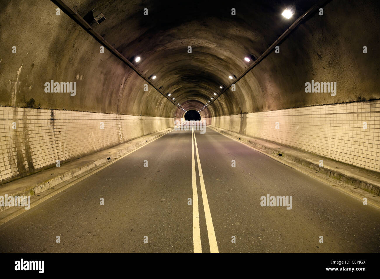Nachtfahrten durch den alten tunnel Stockfoto