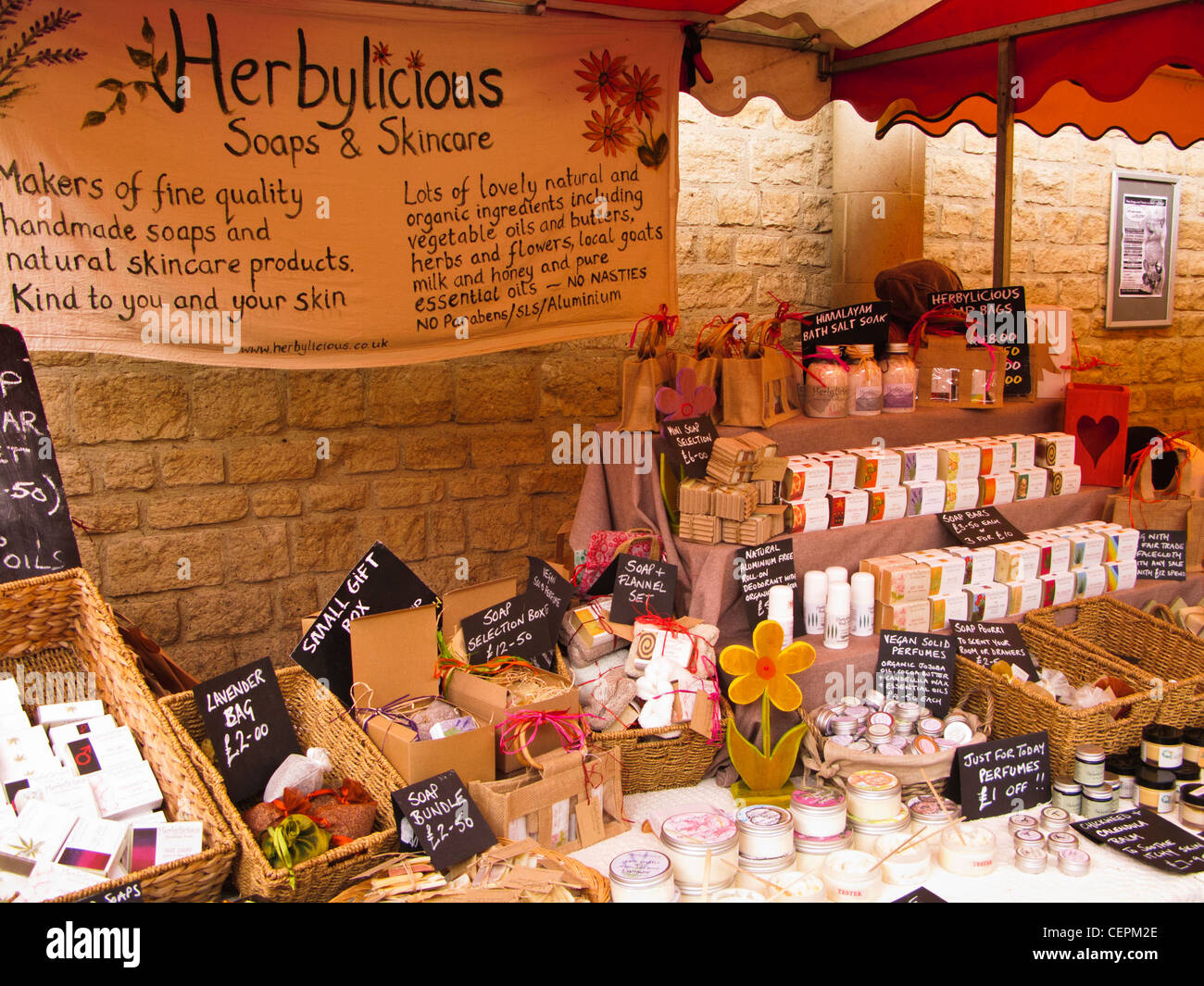 Schönheit Produkt Stand auf dem Bauernmarkt in Stroud, Gloucestershire, UK Stockfoto