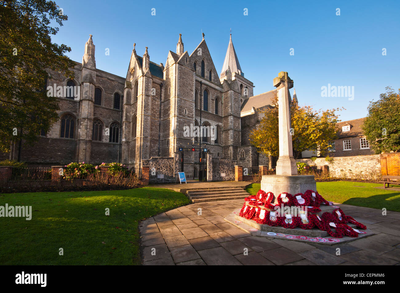 Rochester Kathedrale und roten Mohnblumen für Erinnerung-Tag in Rochester, Kent, UK Stockfoto