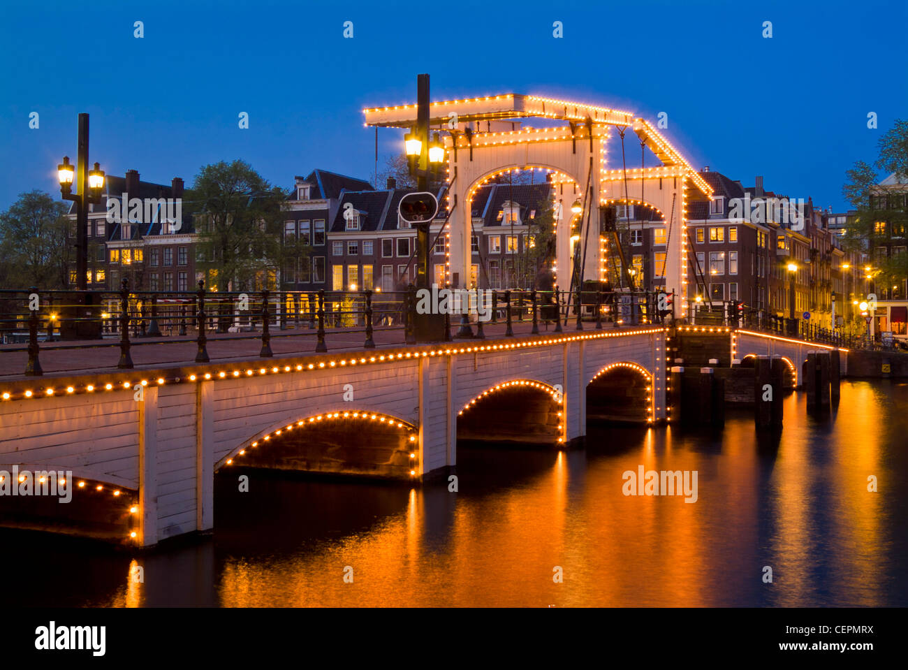 Magere Brug oder "Magere Brücke" bei Nacht doppelte Zugbrücke überspannt den Fluss Amstel Amsterdam Niederlande Holland EU Europa Stockfoto