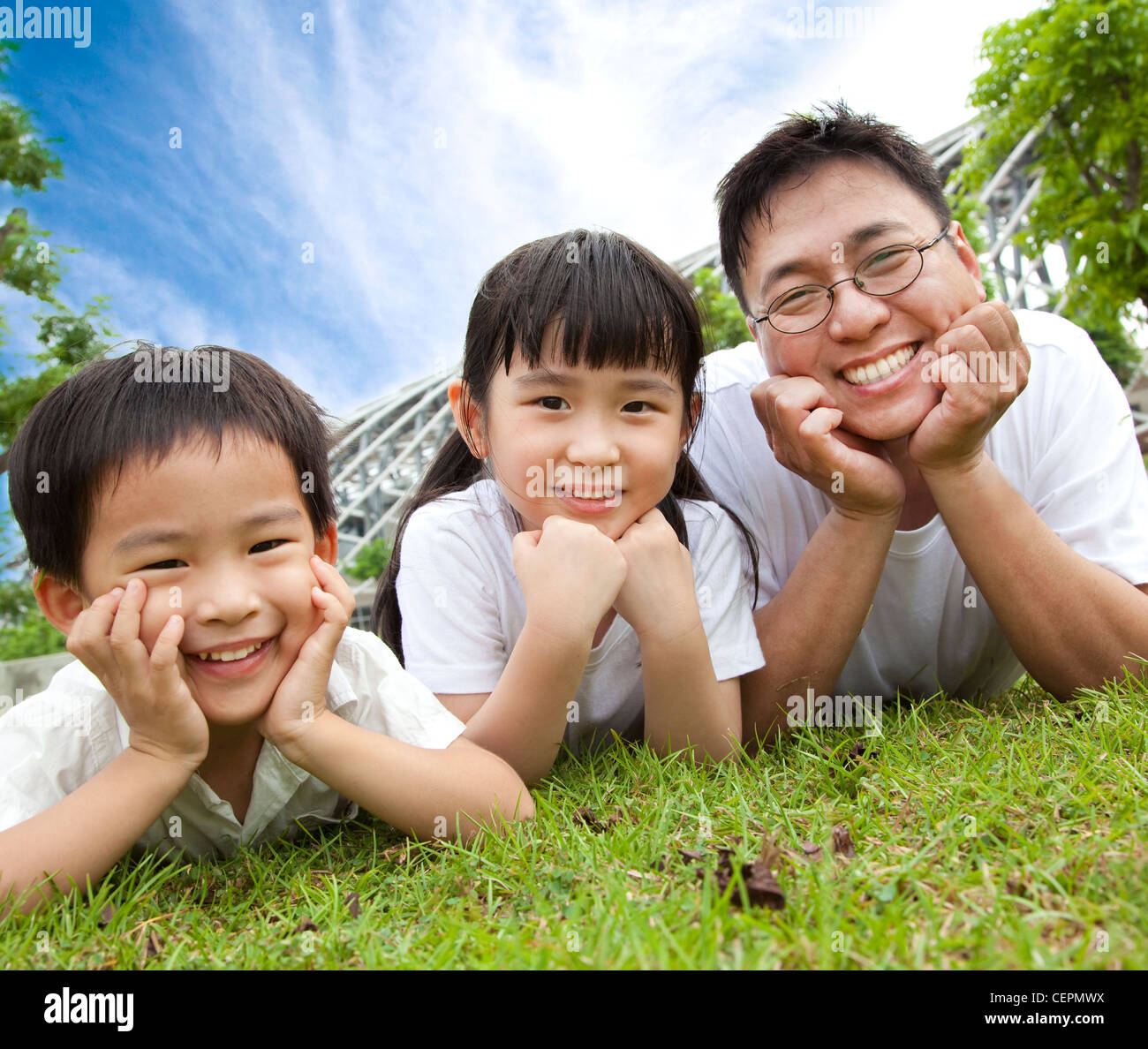 glückliche Familie liegt auf der grass.father mit Sohn und Tochter Stockfoto