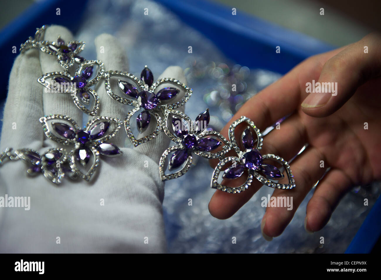 Mitarbeiter machen Mode-Schmuck in Zhejiang Neoglory Jewelry Co., Ltd in Yiwu, Zhejiang, China.  7. November 2011 Stockfoto