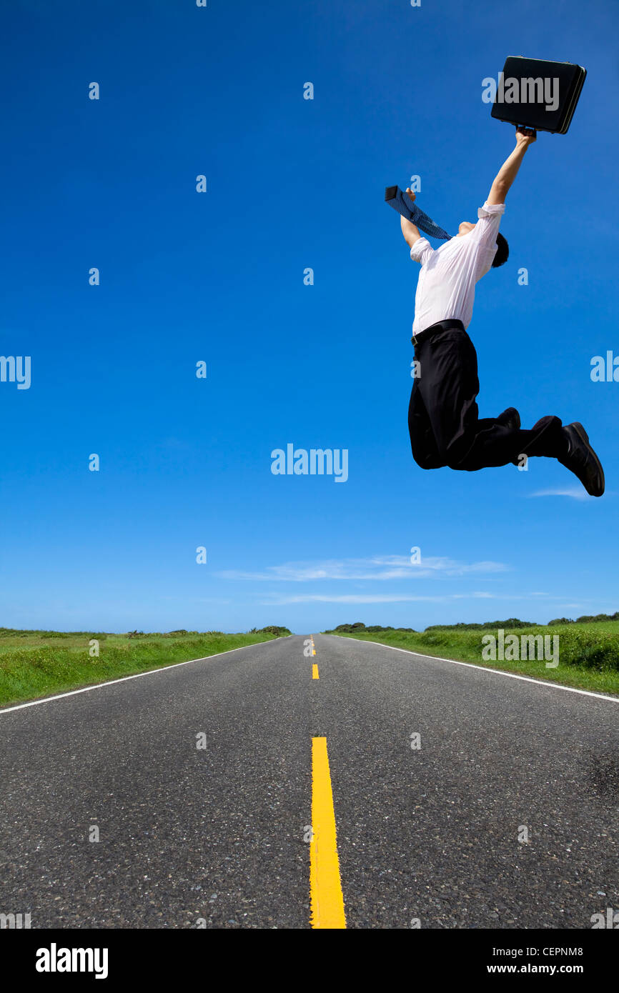 Erfolg-Business-Mann auf die Straße springen Stockfoto