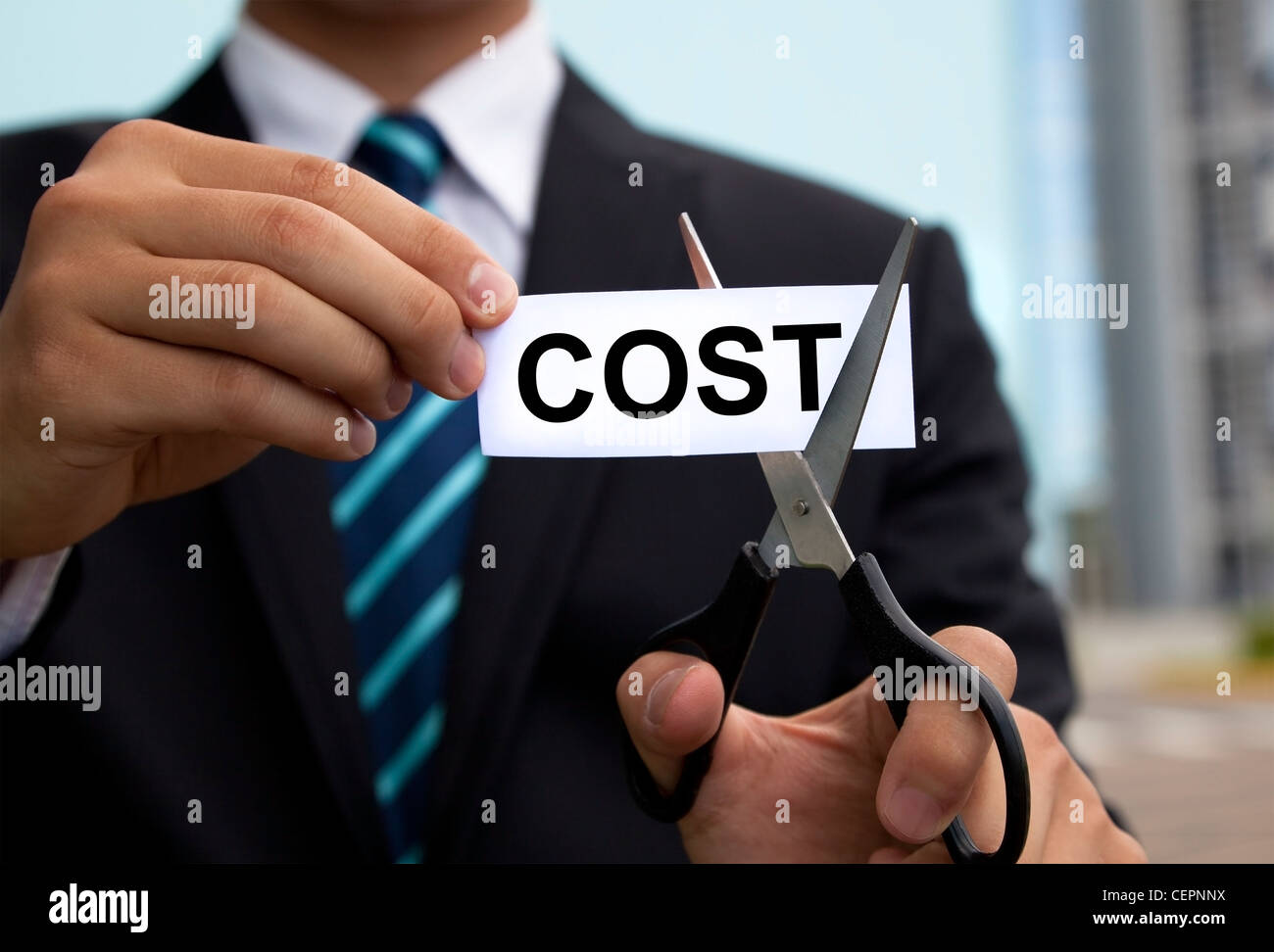 Geschäftsmann mit einer Schere schneiden Label Kosten Stockfoto