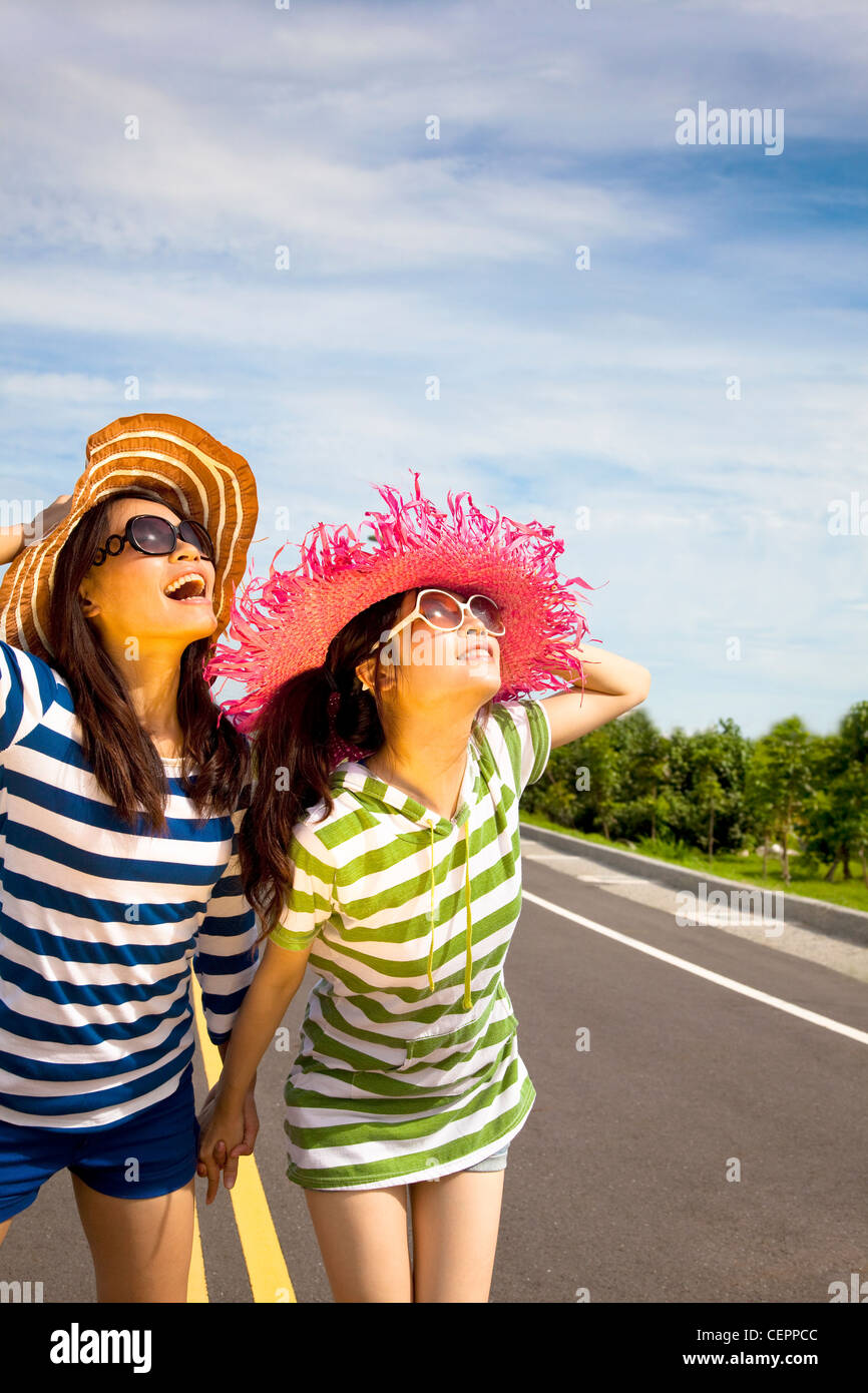 glückliche Mädchen beobachten den Himmel und genießen Sie Sommer Berufung Stockfoto