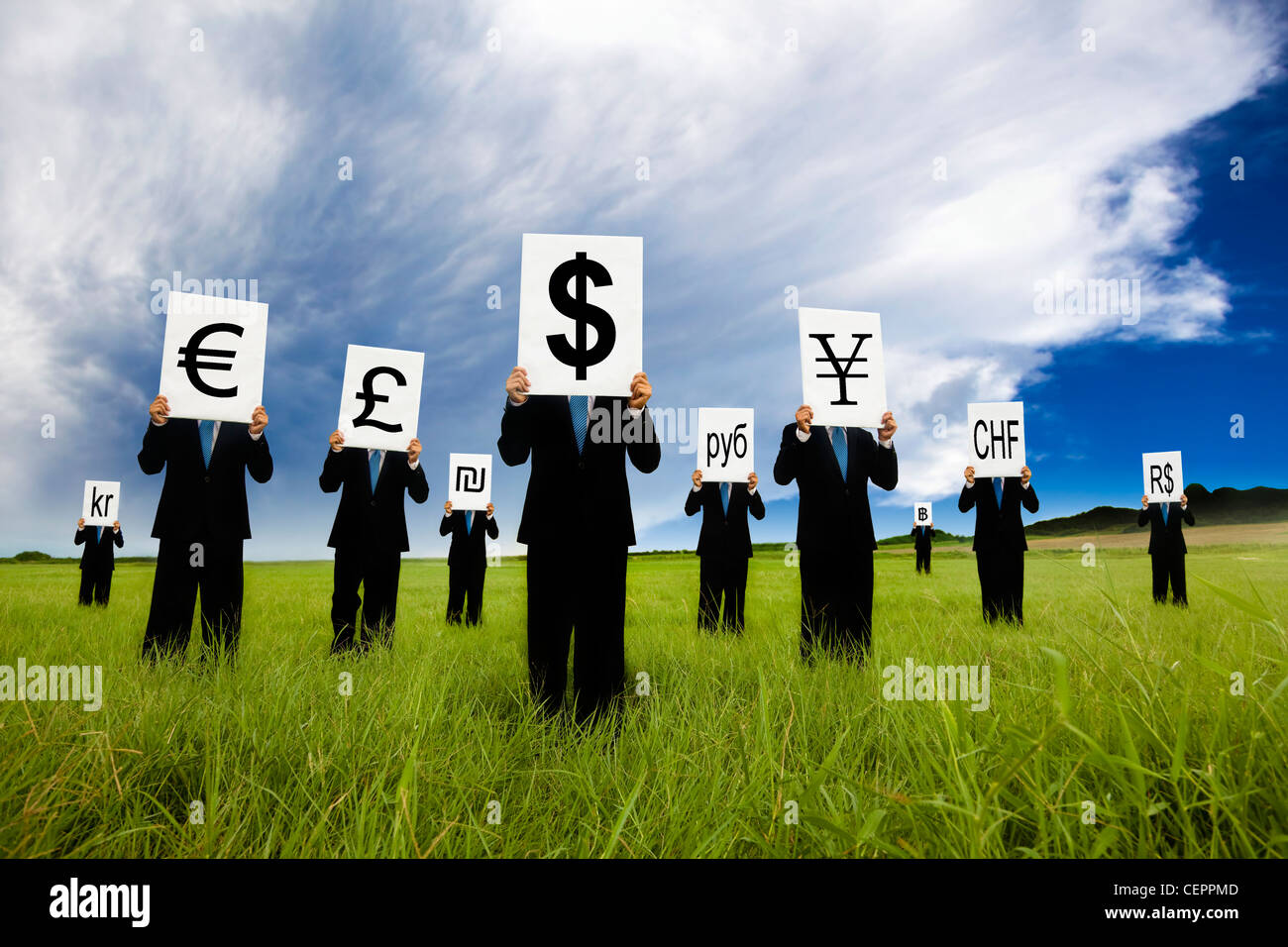 Gruppe von Unternehmer halten verschiedene Geldsymbol und Stand im Bereich Stockfoto