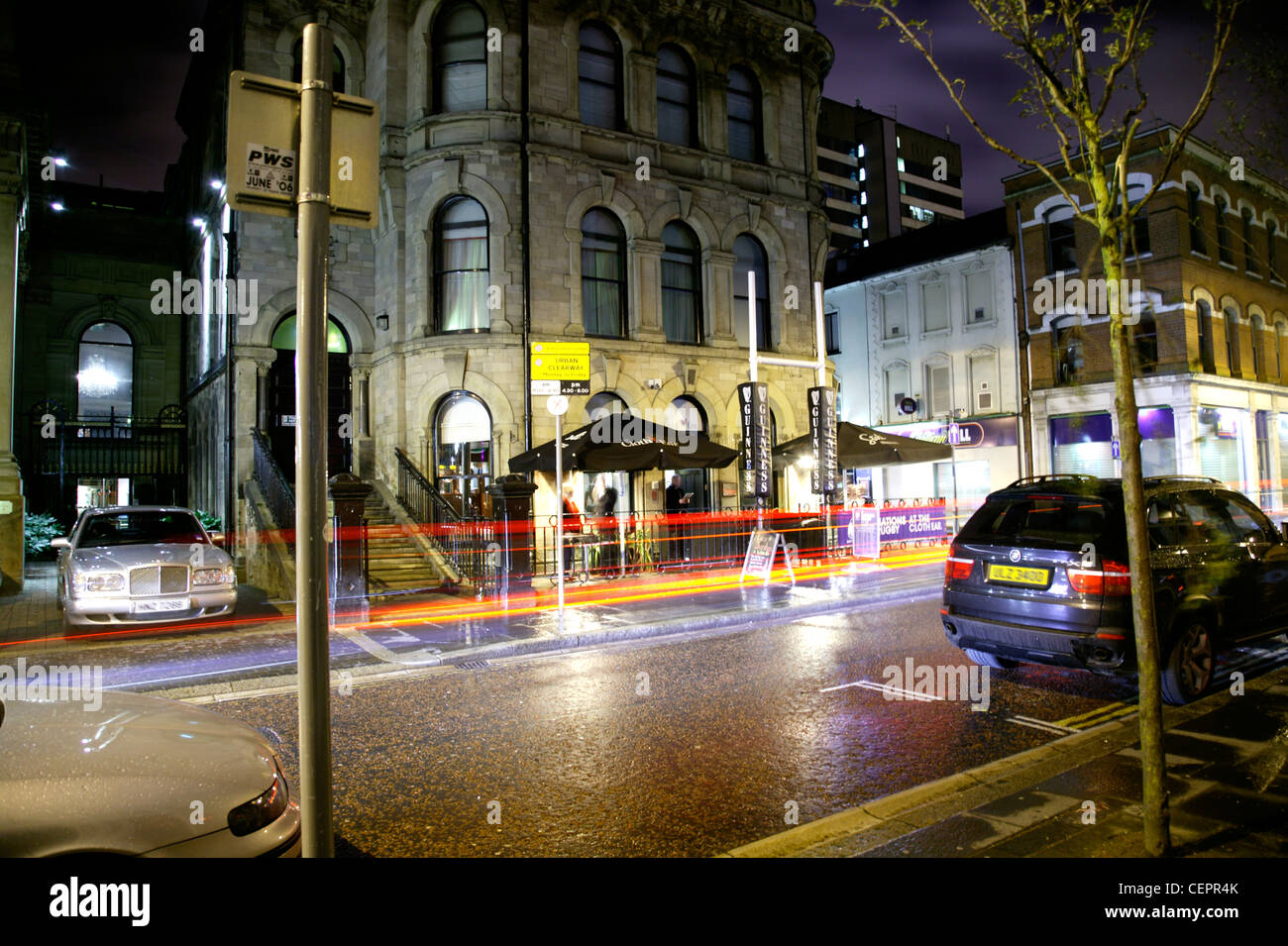 Eine Nacht im Blick auf der anderen Straßenseite zum Tuch Ohr Nachtclub in Belfast. Stockfoto